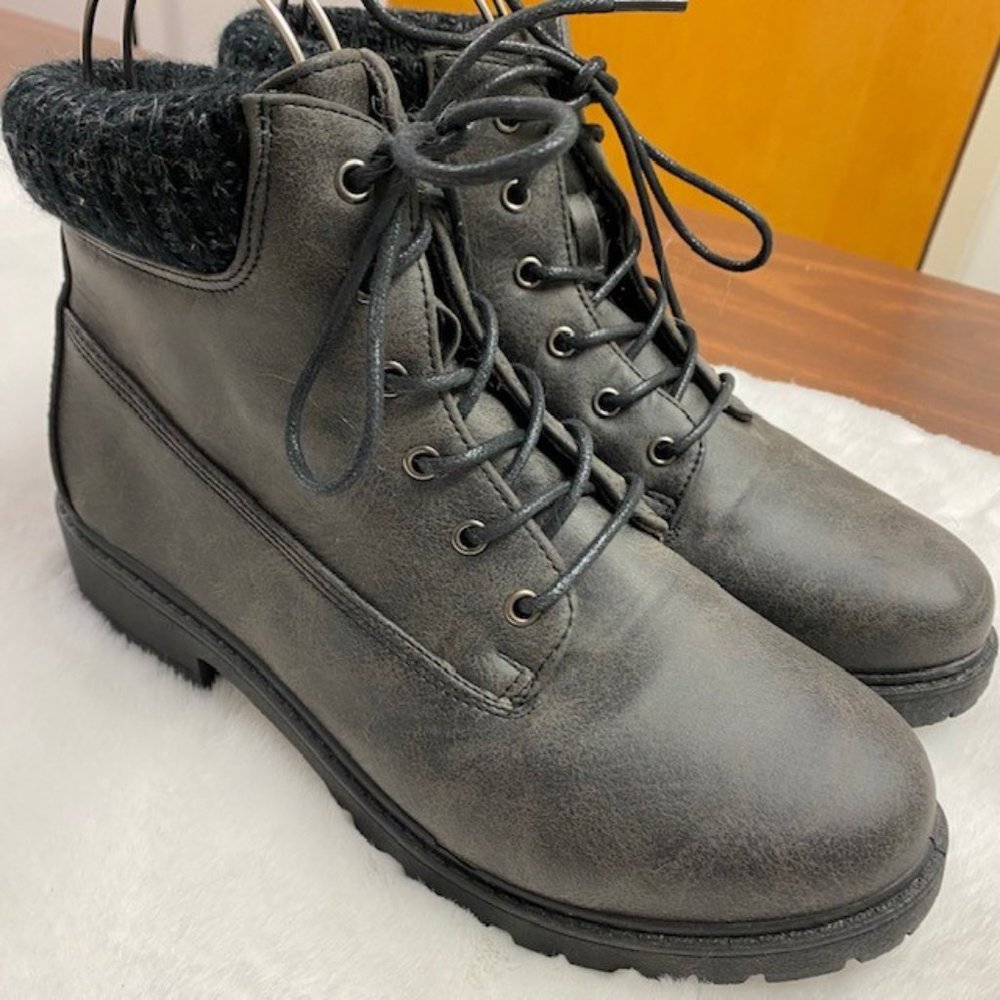 Blue Suede Shoes Sweater Top Lace Up Boots Chunky Heel, size 10‎